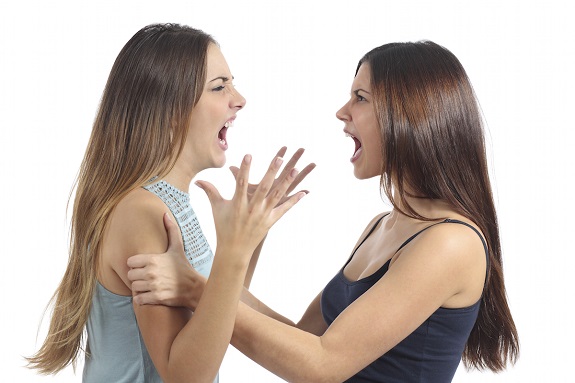 Две девочки кричат друг на друга