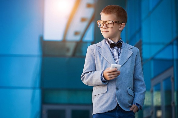 Мальчик подросток в очках и костюме
