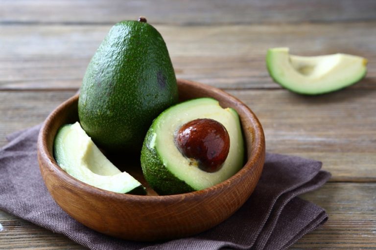 Как очистить и нарезать авокадо для употребления