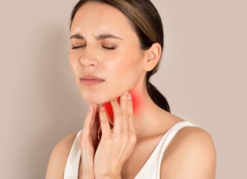 Что может вызвать боль в горле ночью?